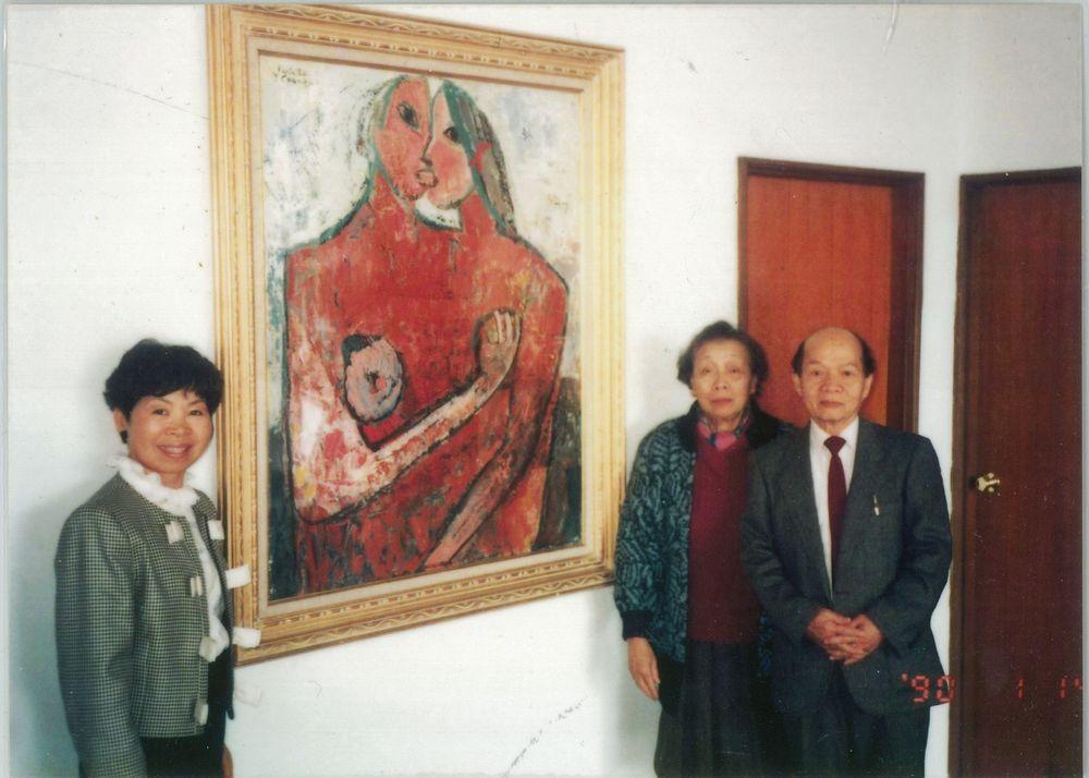 1990年初，旅居巴黎的張義雄夫婦（右）返台，前往龔玉葉（左）陽明山住處看心愛的畫作《男與女》（1982），像去探望出嫁的女兒。